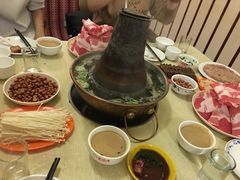-洞庭洲·防空洞火锅·烧烤·铜锅涮肉(新百广场店)