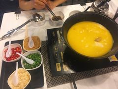 浓厚原只鸡煲花胶汤-鲜入围煮花胶鸡海鲜火锅