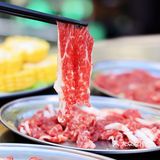 梧桐树下的老洋房露台真牛肉火锅