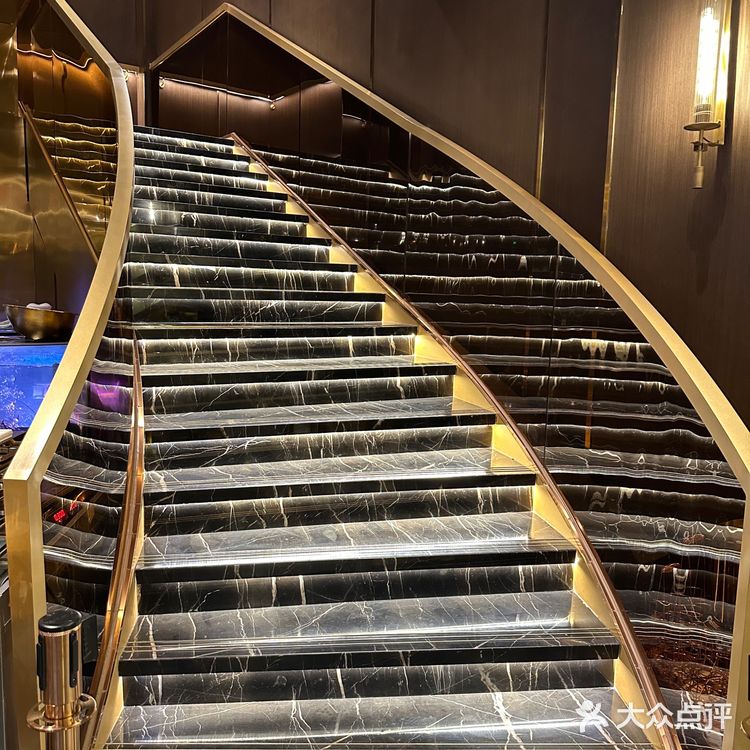 济南东边新开的一家高级西餐厅氛围感十足