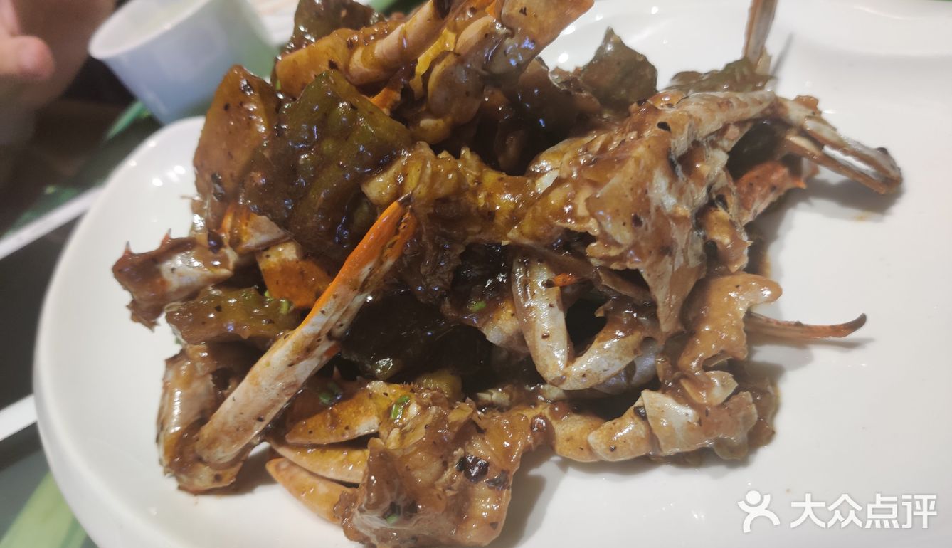 门口停车位充足，有两层。河虾比较新鲜，壳硬
