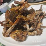 门口停车位充足，有两层。河虾比较新鲜，壳硬