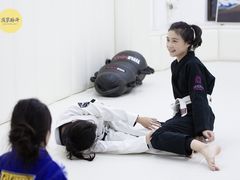 -菠萝格斗巴西柔术训练馆