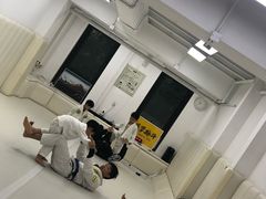 -菠萝格斗巴西柔术训练馆