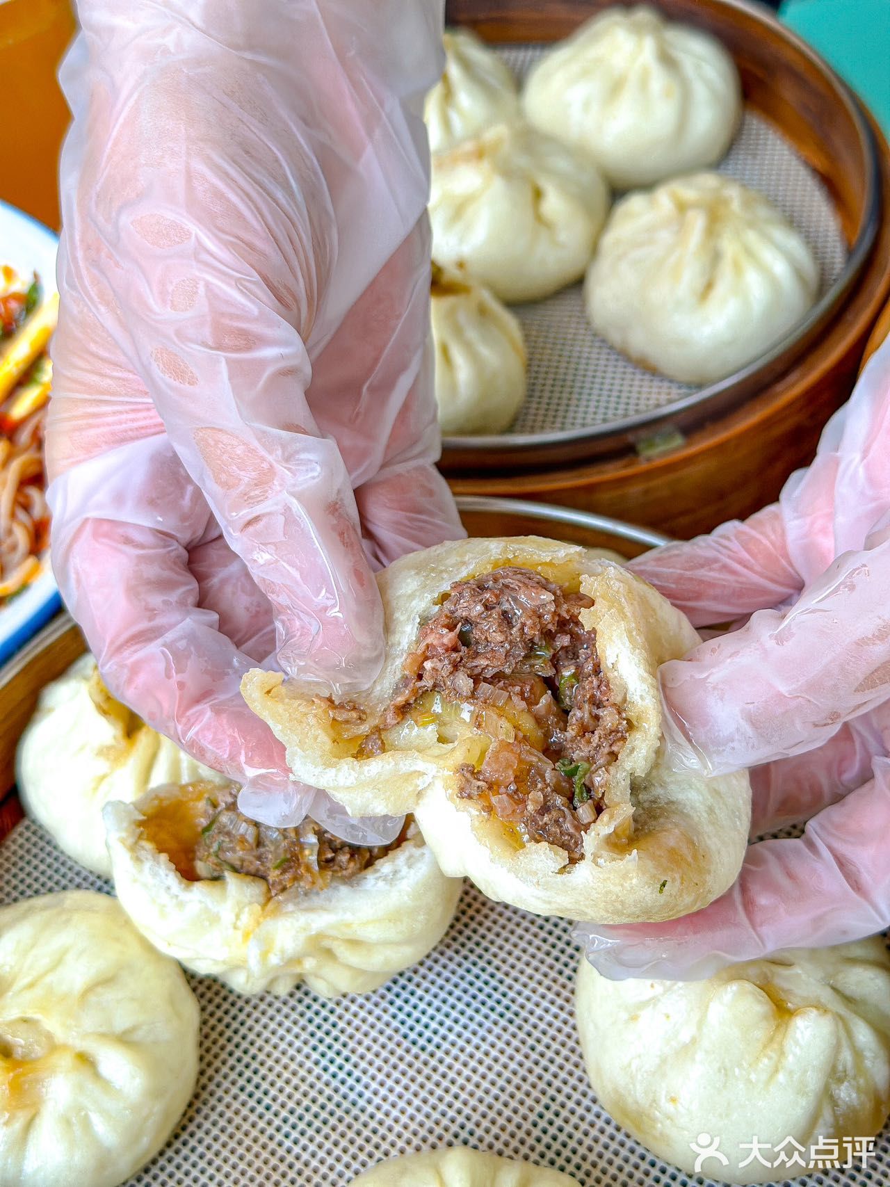 震惊！西安这家包子店排队有30米了吧！