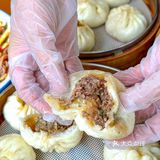 震惊！西安这家包子店排队有30米了吧！