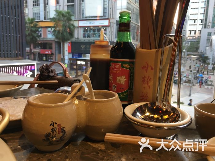 小龙坎老火锅餐具摆设图片 - 第1张