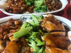 宫保鸡丁拼秘汁鸡排盖饭-和合谷(德外店)
