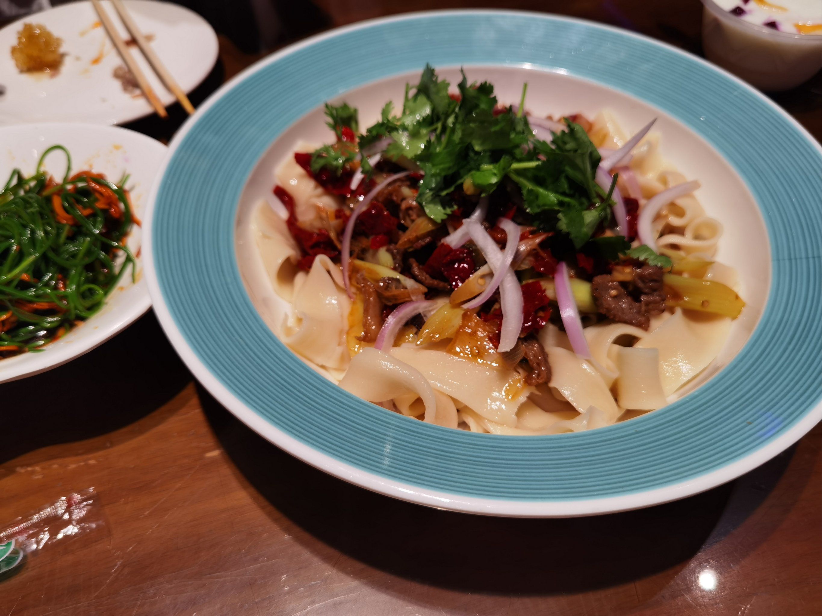 干锅皮带面超好吃,烤羊肉串很嫩很好吃,份