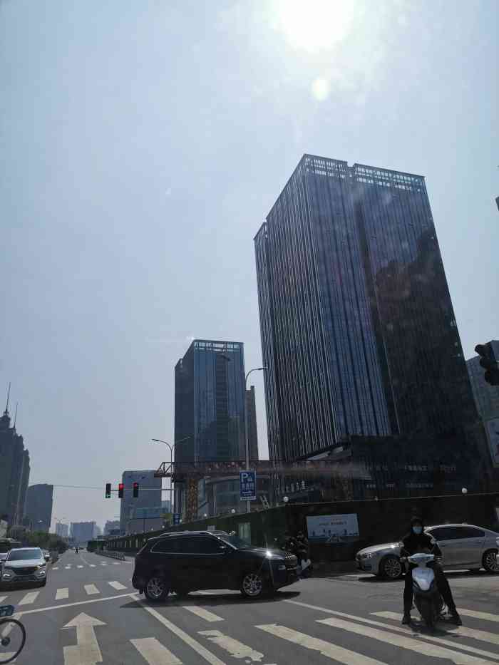 环球大厦-b座-"来这里看电影,环球上面也是各种商务办公室.