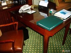 客房内的办公桌-上海明天广场JW万豪酒店