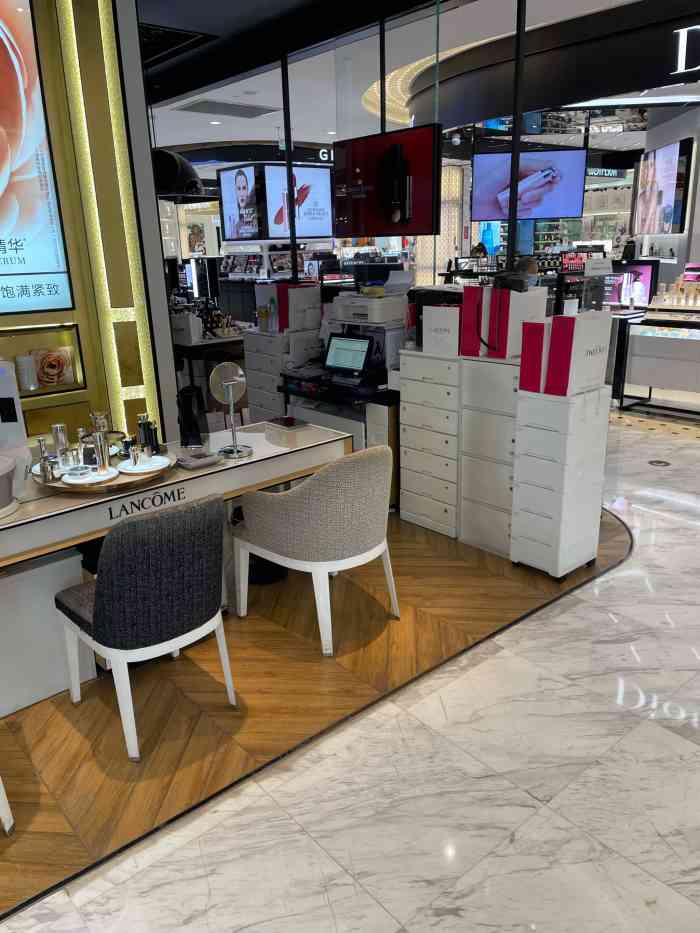 早上10点多就看到兰蔻柜台5.