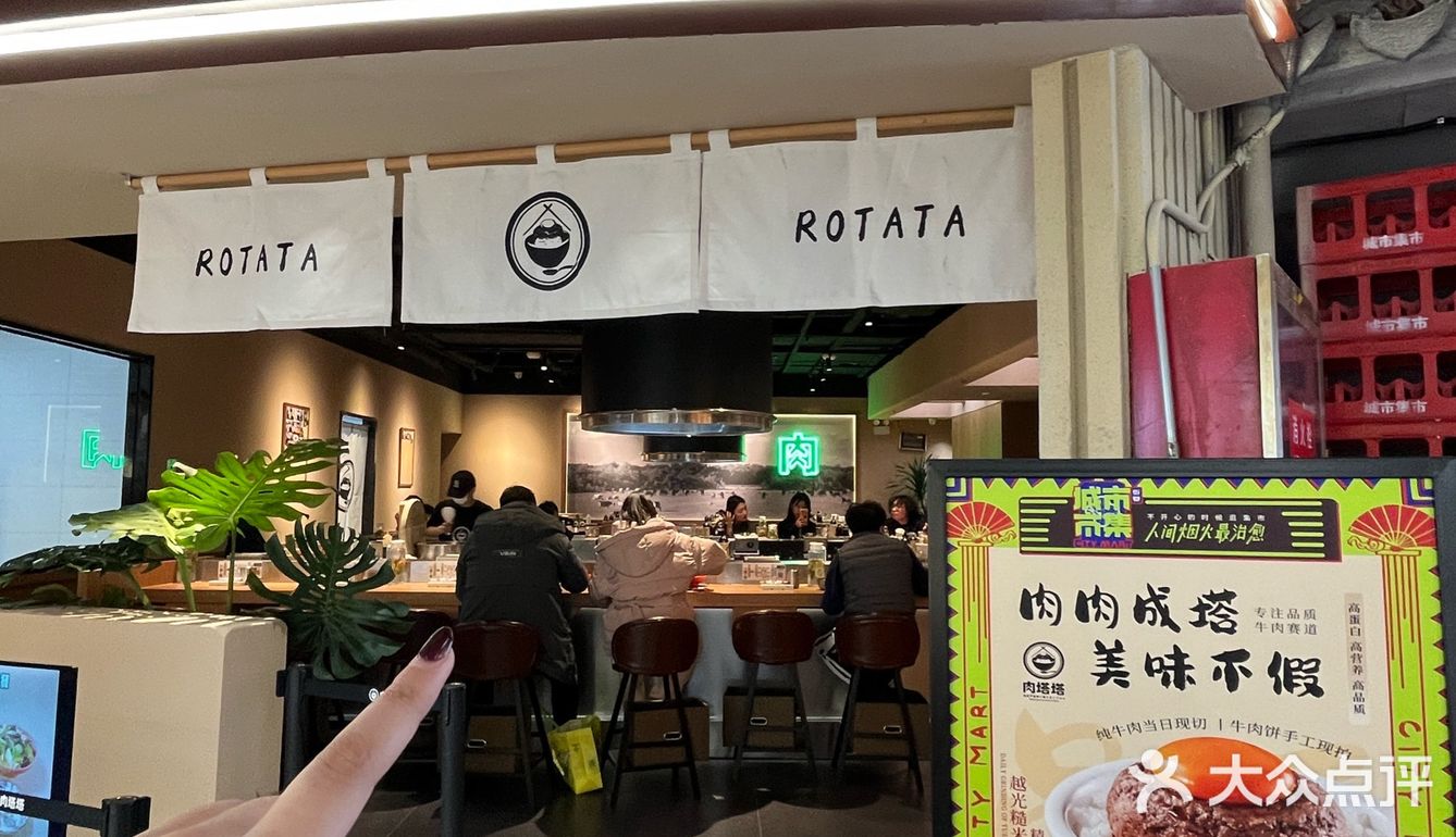 一人一个座位 ，好适合i人啊哈哈哈...