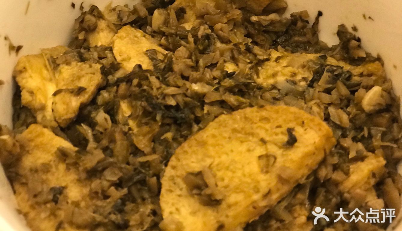 咸菜素鸡：配料：素鸡，咸菜