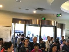 7点多就这么多人排队！-美年大健康体检中心(太阳宫分院)