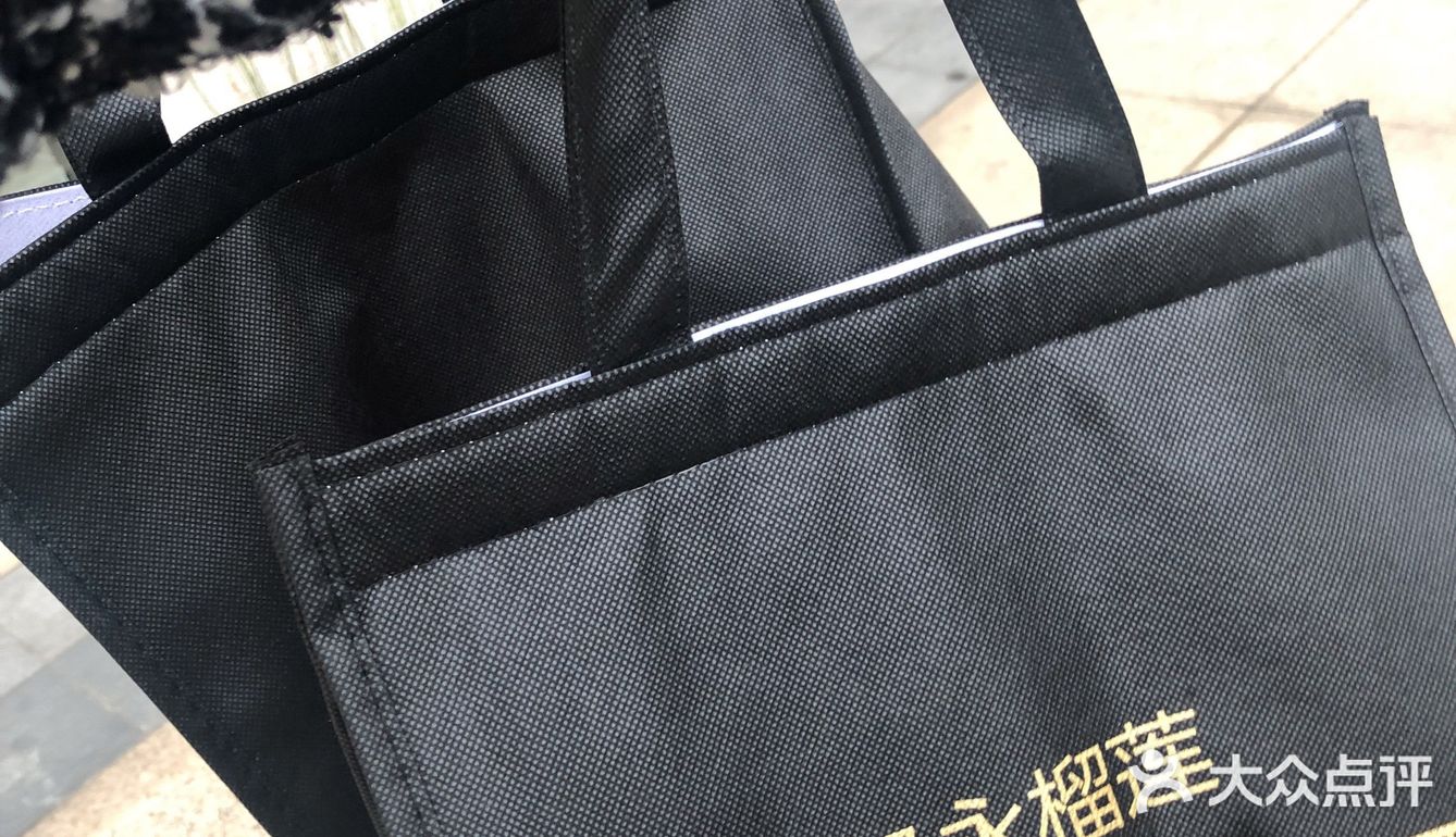 在李公堤常去的美容中心做脸，出门发现有家榴莲