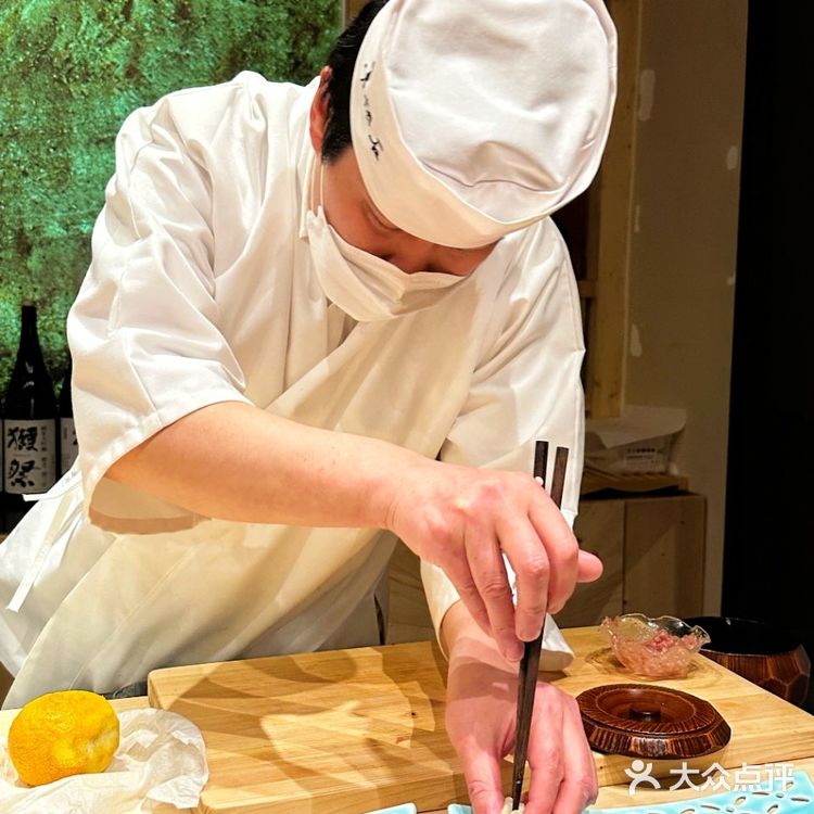 一板之隔，赏大师傅一捏一握之间的美食文化艺术