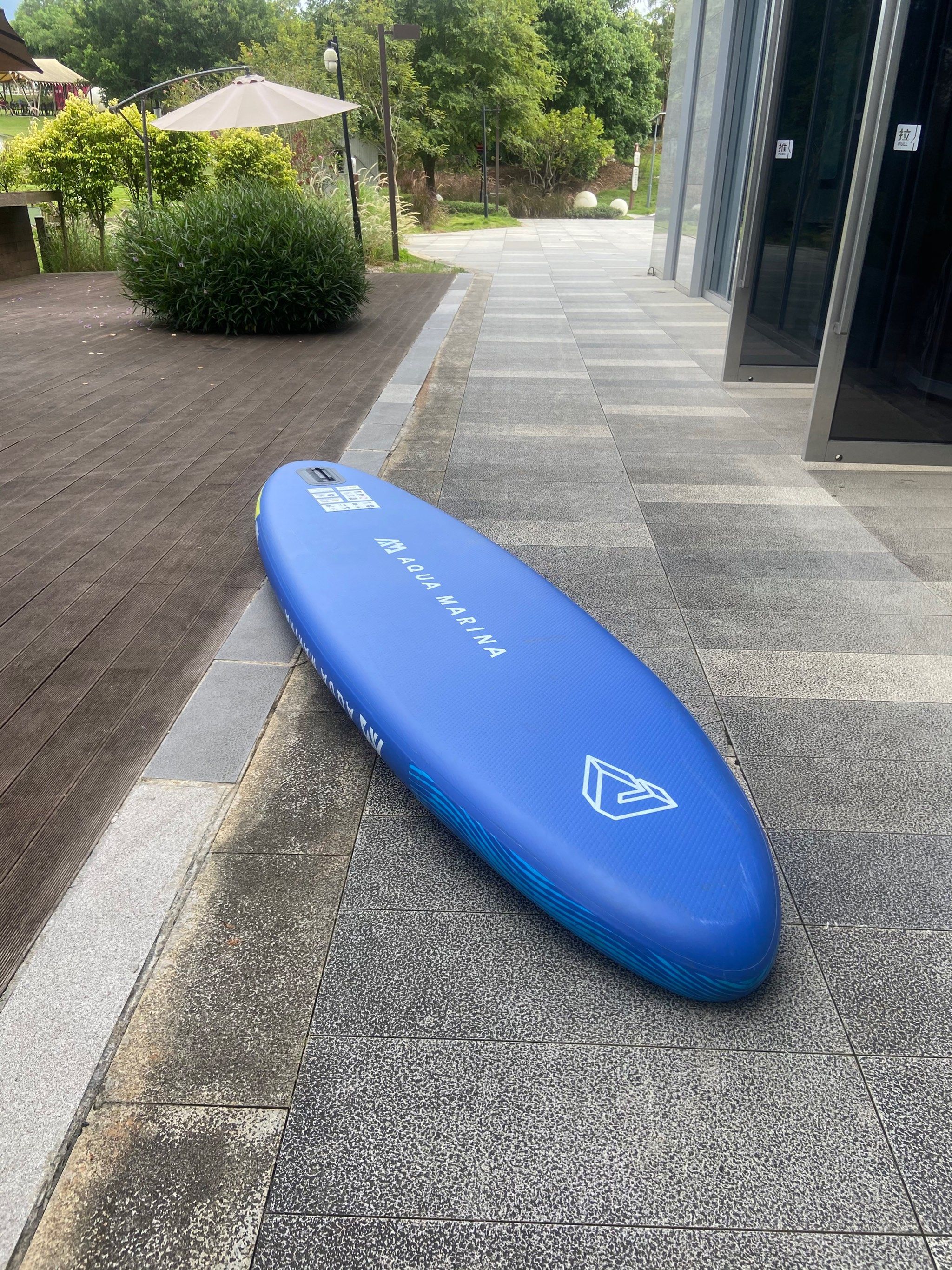 冲浪板上的滑行