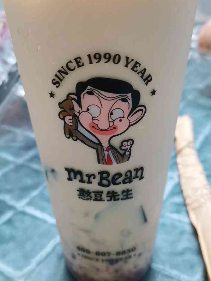 憨豆先生五谷坚果奶茶-"就在楼下,刚开业的时候有活动,就进去看了.