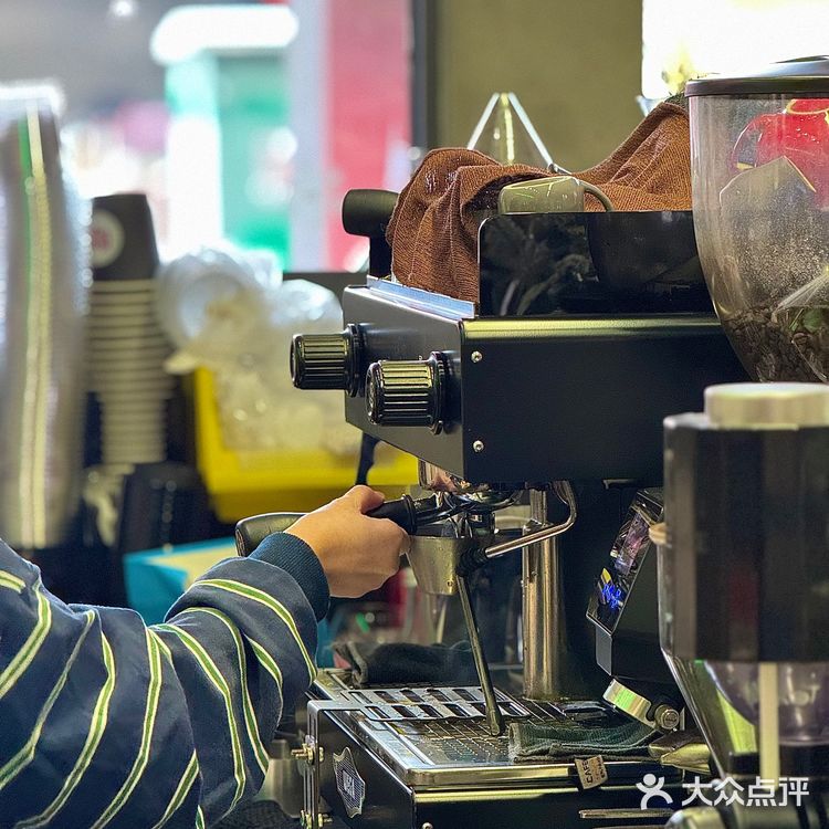 不懂就问！江门的咖啡店都这么圣诞🎄吗？？