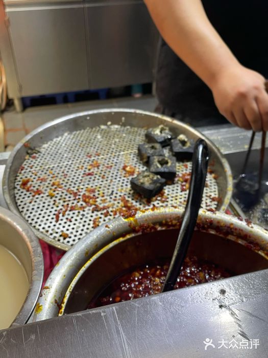 黑色经典臭豆腐·湖南特产(步行街店)黑色经典长沙臭豆腐图片