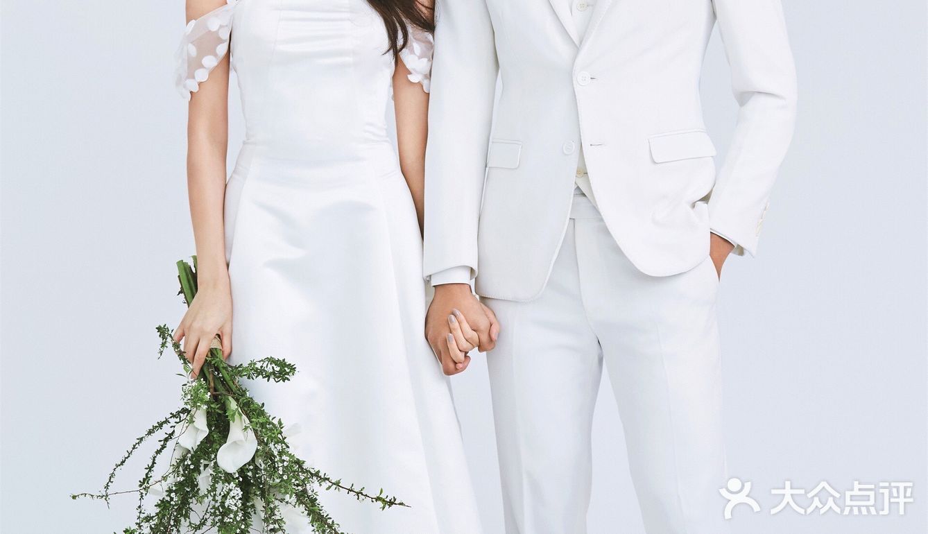 室内极简婚纱照，简单的幸福