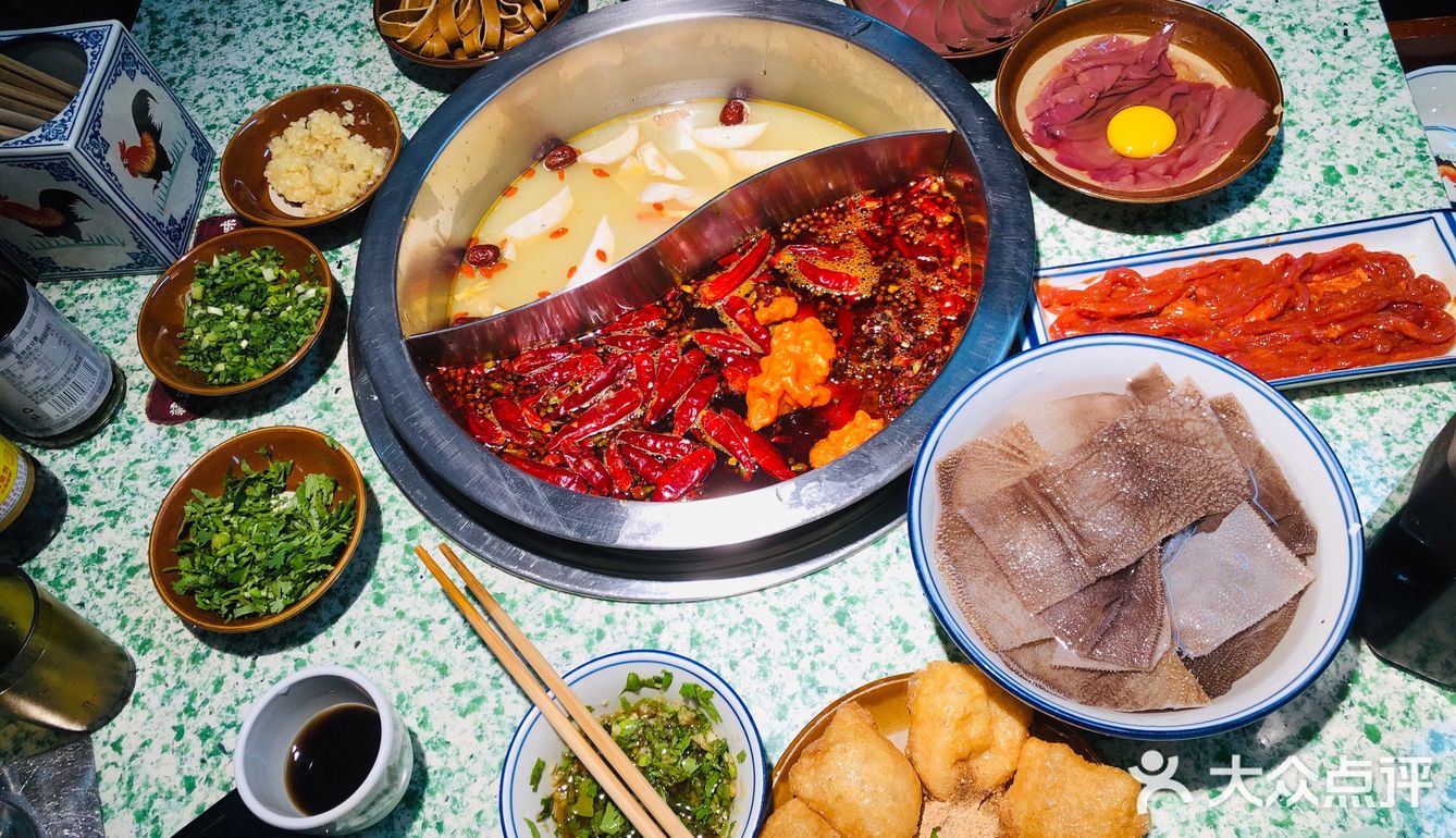 牛油很多，锅底很香，点的鸳鸯锅，几乎都是吃辣锅