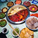 牛油很多，锅底很香，点的鸳鸯锅，几乎都是吃辣锅