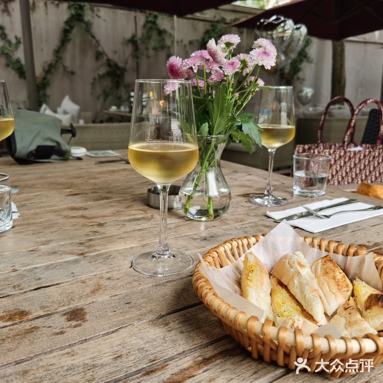 Garden brunch and Puppies Day!