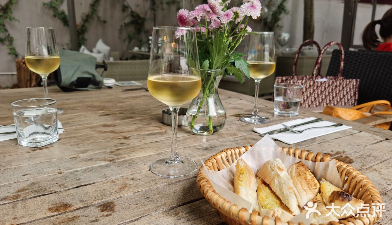 Garden brunch and Puppies Day!