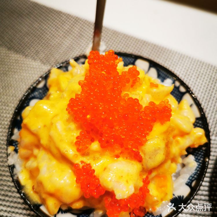底部米饭充分混合了上了沙拉酱，使饭粒分明而又有味