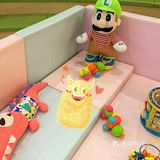 孩子第一次上游泳课[调皮]