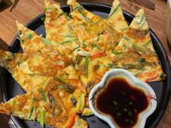 海鲜葱饼-明洞阿姨·韩式酱蟹烤肉·创意料理(三元桥店)