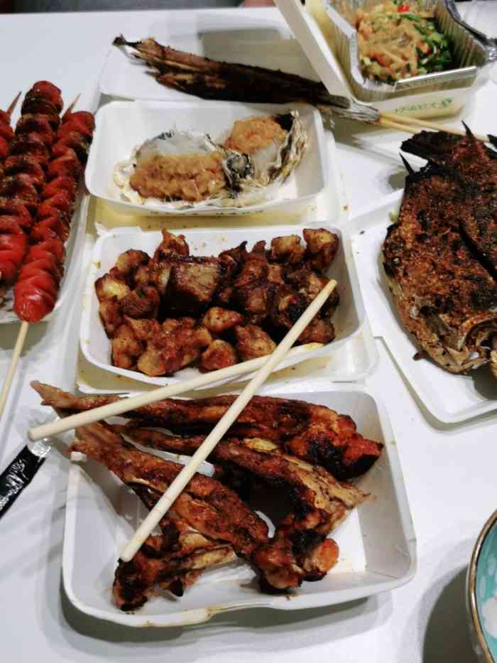 梁记烧烤-"这家店来了至少五次,主要是离家近,也不怎.