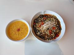 鸡丝蕨根粉-巷子宽·酸菜鱼(迪士尼小镇店)