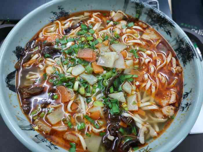 打分 地下一层美食广场,老陕档口的大碗臊子面,16元,还可以.