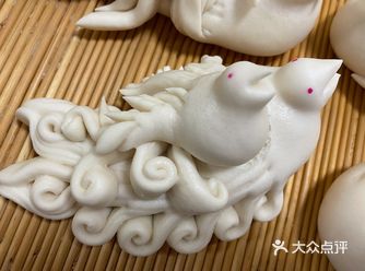 小燕子，穿花衣，年年春天来这里