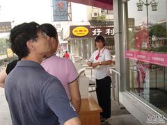 排队购买鲜肉月饼-长发西饼(临顿路店)