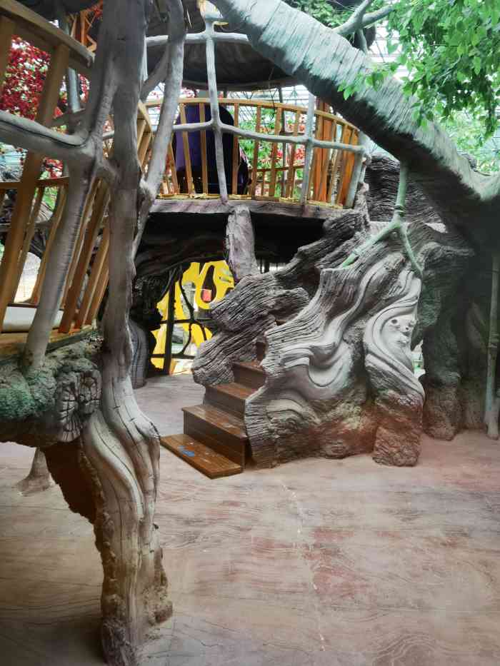 西安大秦温泉酒店-"开车非常方便的一个地方,停车场很大,基本.