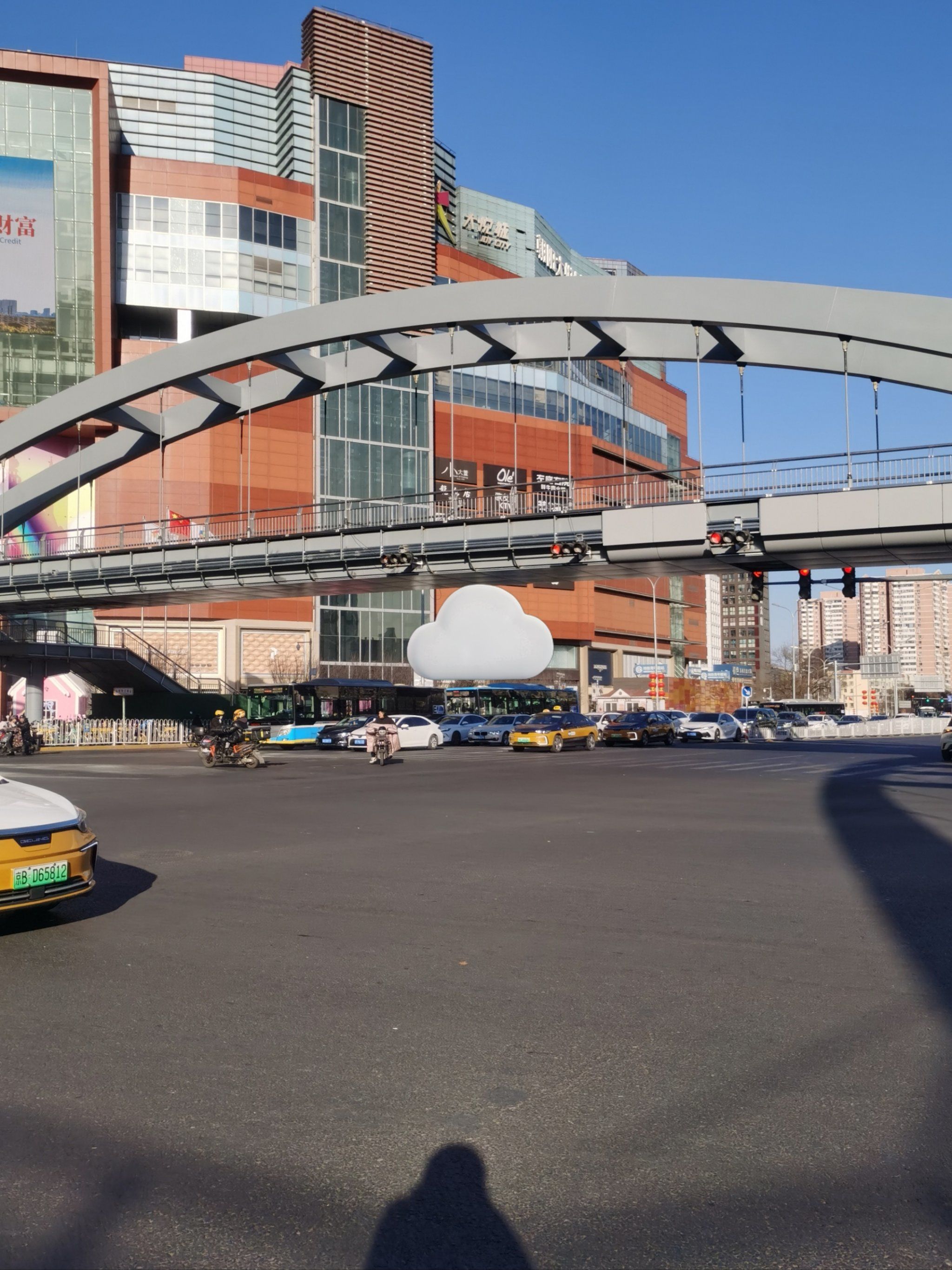 朝悦门口过街天桥的施工进度