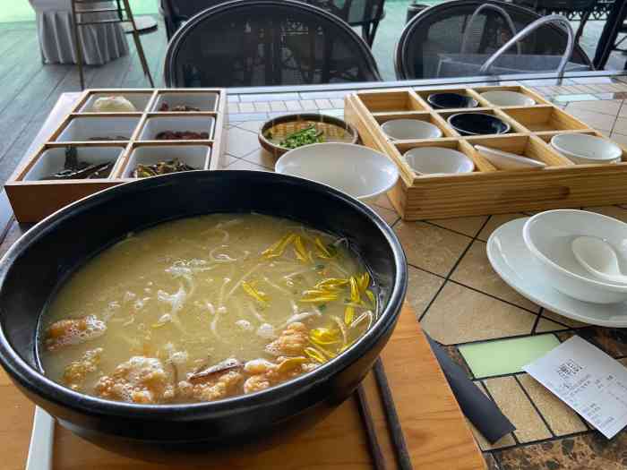 湖景坊餐厅-"窗外就是高尔夫球场,服务味道都还不错,就.