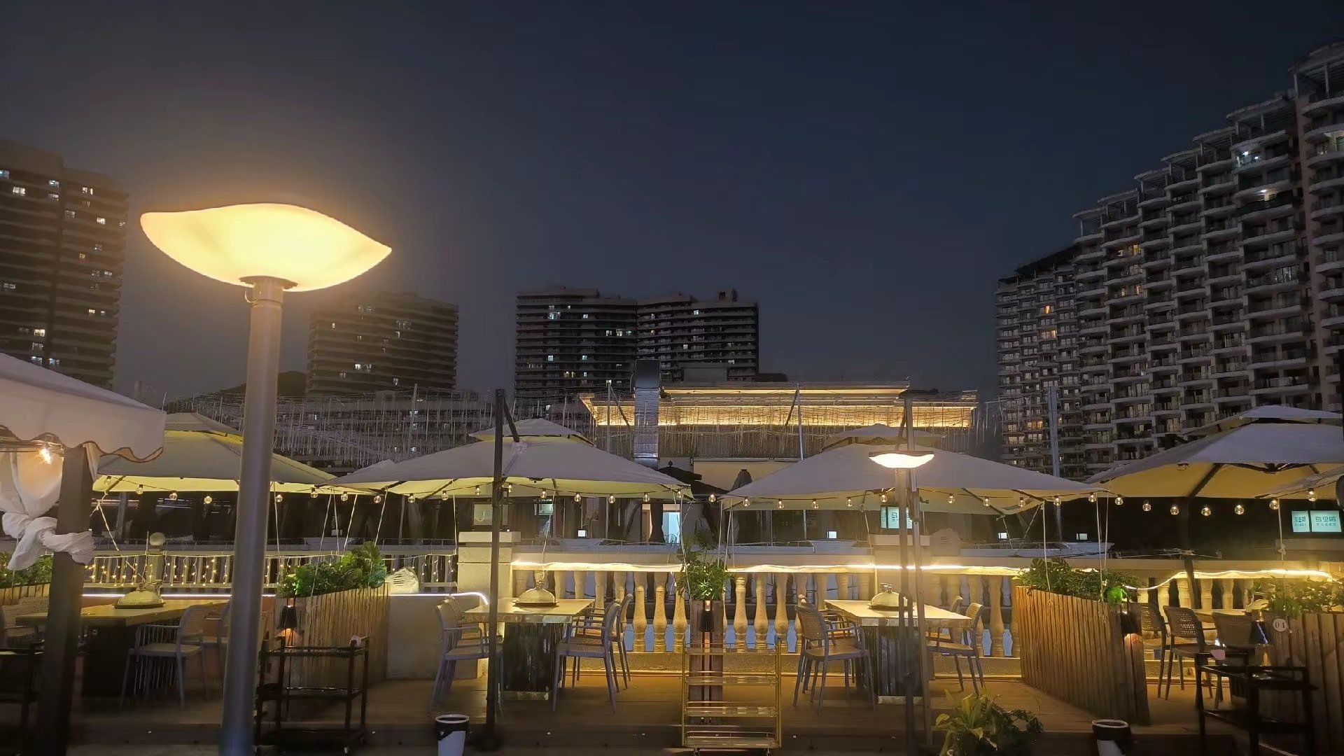夜色中的露天餐馆