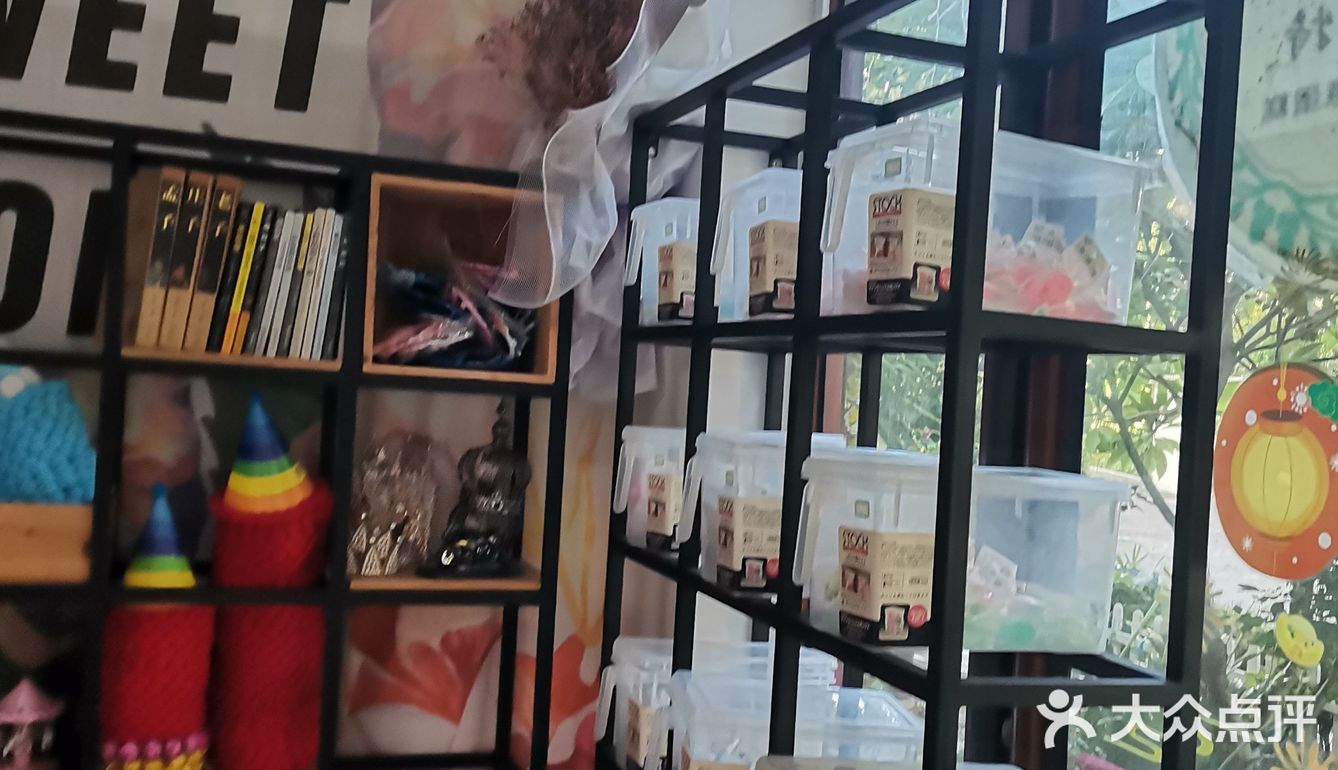 店里的东西都卖的差不多了，她家生意很好