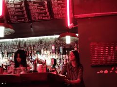 吧台外坐着喝酒的漂亮外国姑娘，美得像雕像-坚果NUTS