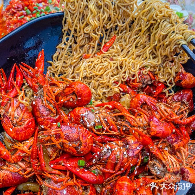 周围都是霓虹灯 氛围感十足
