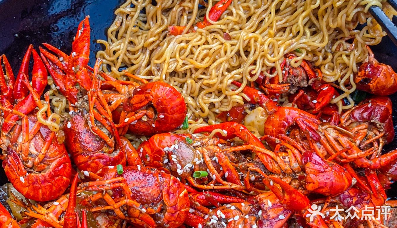 周围都是霓虹灯 氛围感十足