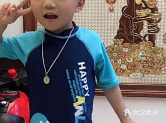 学习游泳的孩子生活非常自律。