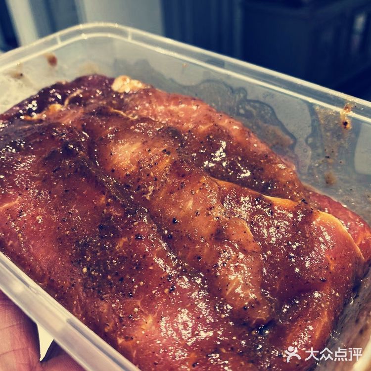 牛里脊切成薄片。用刀背或者肉锤拍散。 放红酒、蚝油、