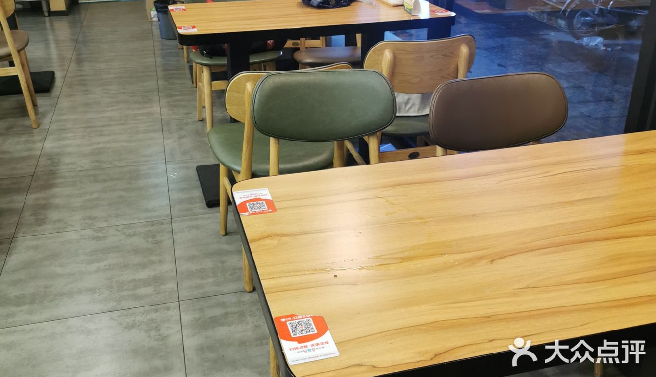 因为赶时间，下地铁看到家店就直接进去了 环境
