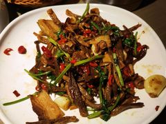 五花肉炒鹿茸菇-前海沿·青岛菜(李沧万达店)